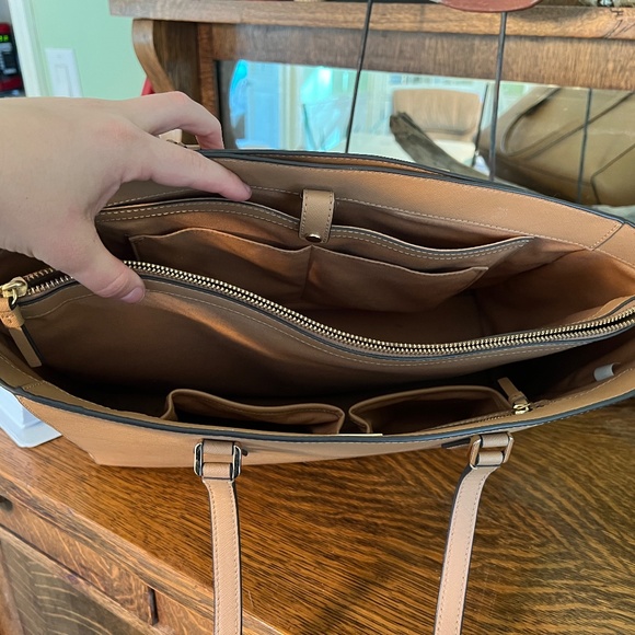 Tory Burch LARGE Robinson Laptop Tote in Cardamom, Saffiano Leather - Picture 4 of 9